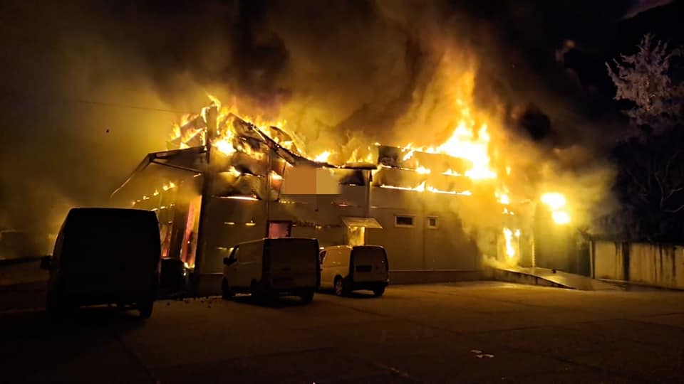 01 - Požiar skladovej haly a kamiónov v Nových Zámkoch